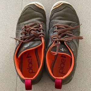 Kid’s PLAE sneakers. Brown/Orange